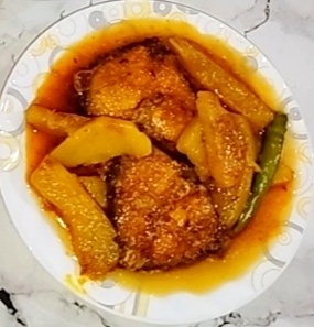rui macher jhal served with vegetables and spicy-rich gravy